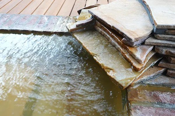 源泉かけ流しの美肌の湯へ